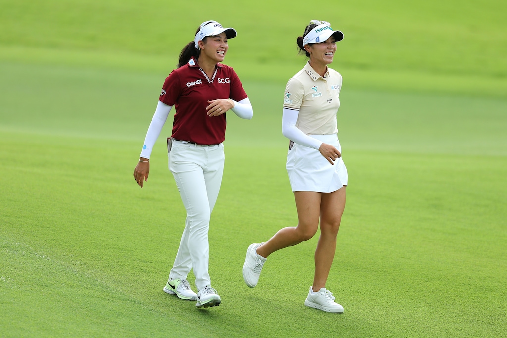 Las embajadoras de Rolex Jeeno Thitikul y Lydia Ko, juntas en el campo de golf.