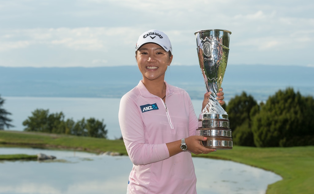 Lydia Ko, embargada por Rolex, recibe el trofeo en el campeonato Amundi Evian de 2015.