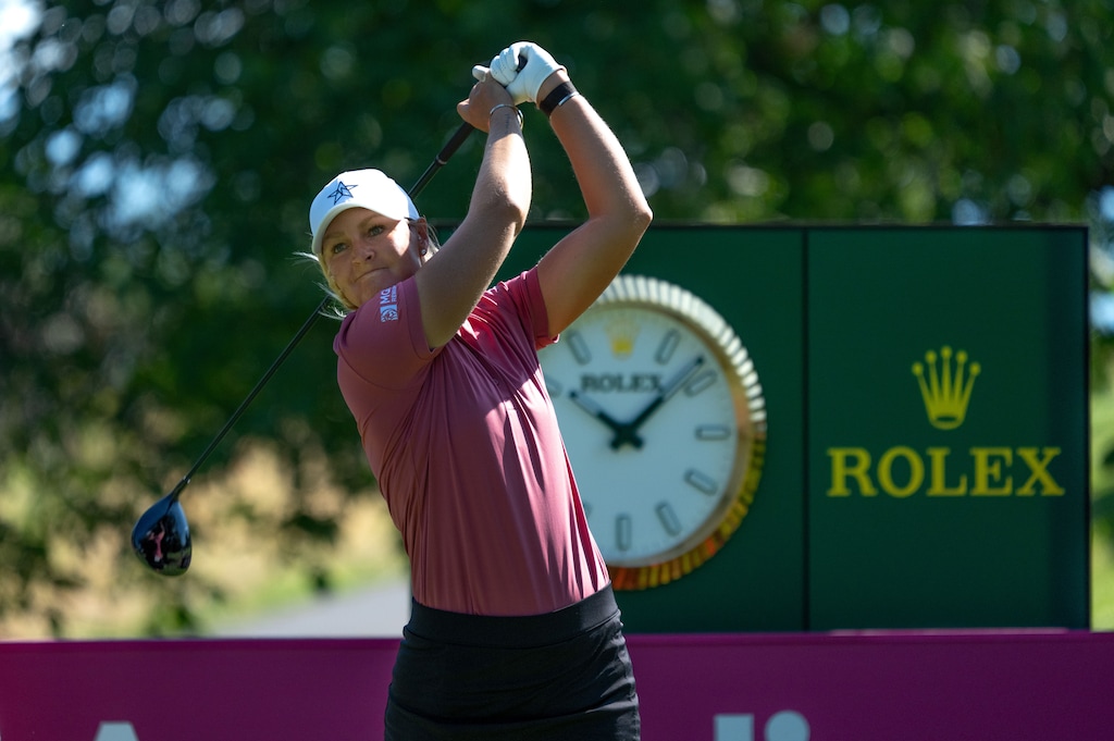 Anna Nordqvist, embajadora de Rolex, realiza un golpe de salida en el Amundi Evian Championship de 2025.